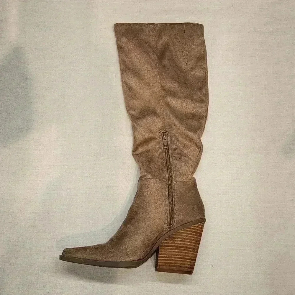 Charles By Charles David Boots Size 6 Color Tan. - image 2